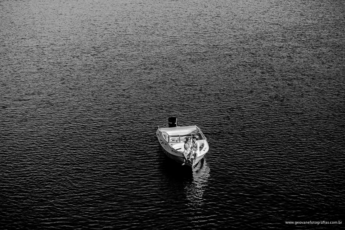 E-session de Amanda e Marcos fotografado na cidade de Capitólio-MG feito em uma lancha e ao pôr do sol.