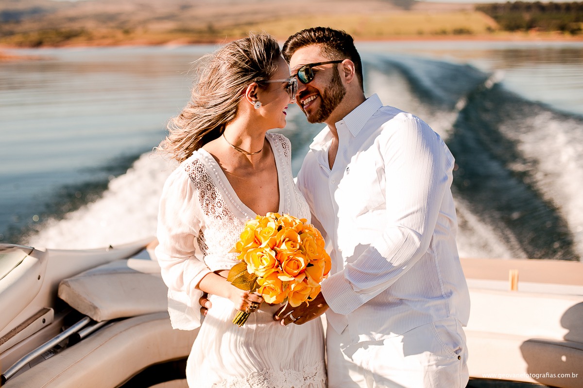 E-session de Amanda e Marcos fotografado na cidade de Capitólio-MG feito em uma lancha e ao pôr do sol.