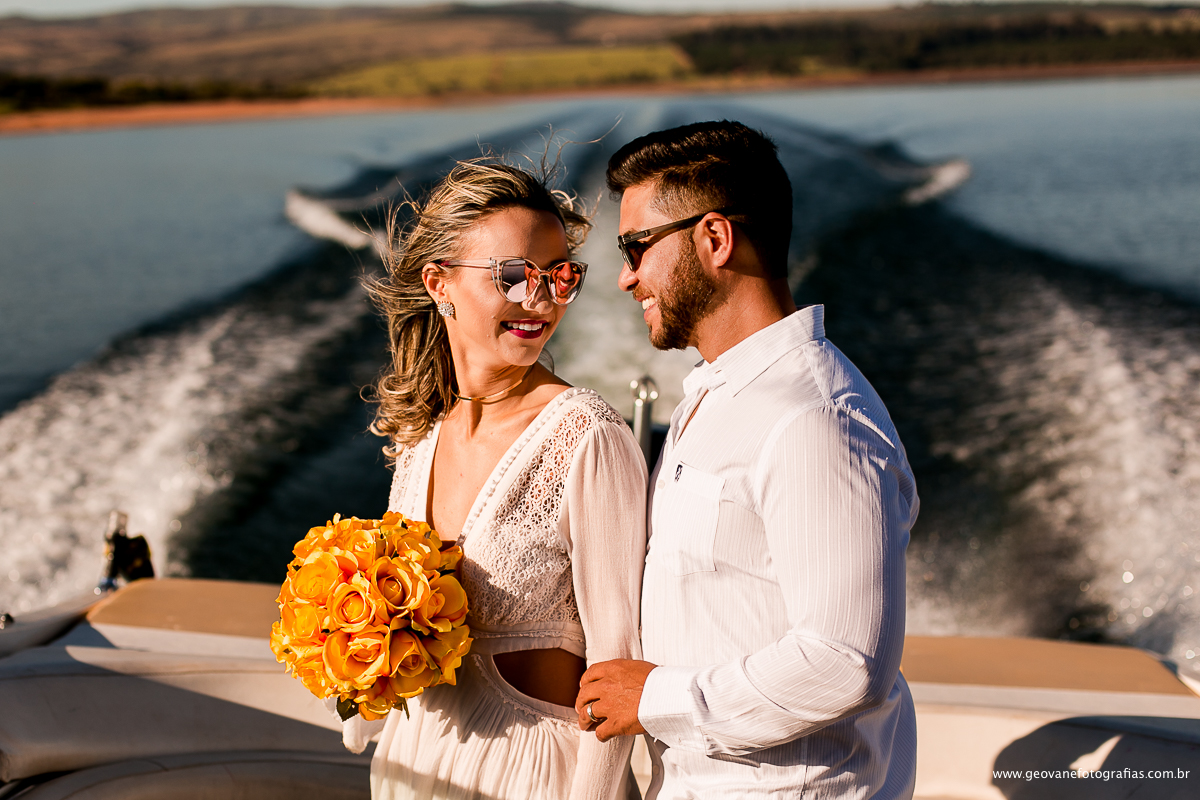 E-session de Amanda e Marcos fotografado na cidade de Capitólio-MG feito em uma lancha e ao pôr do sol.