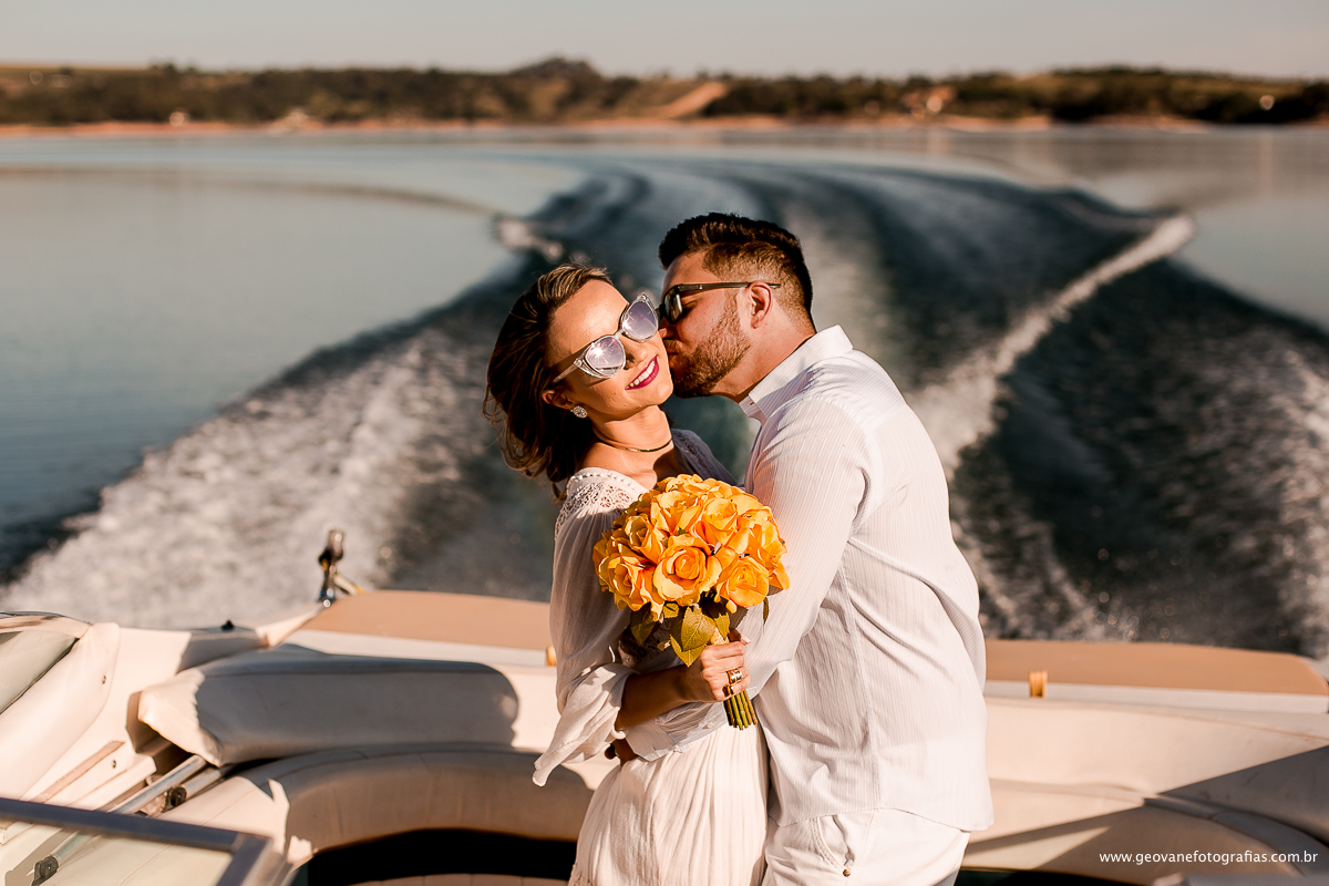 E-session de Amanda e Marcos fotografado na cidade de Capitólio-MG feito em uma lancha e ao pôr do sol.