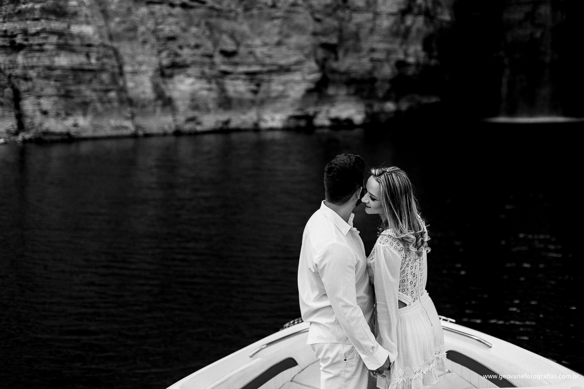 E-session de Amanda e Marcos fotografado na cidade de Capitólio-MG feito em uma lancha e ao pôr do sol.