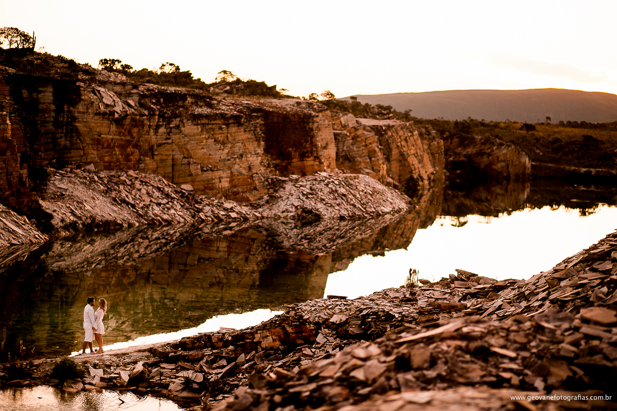 E-session de Amanda e Marcos fotografado na cidade de Capitólio-MG feito em uma lancha e ao pôr do sol.