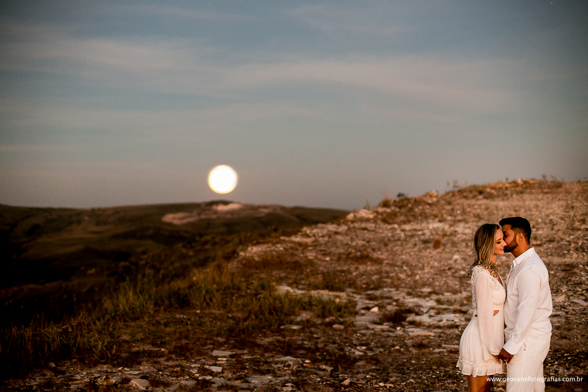 E-session de Amanda e Marcos fotografado na cidade de Capitólio-MG feito em uma lancha e ao pôr do sol.