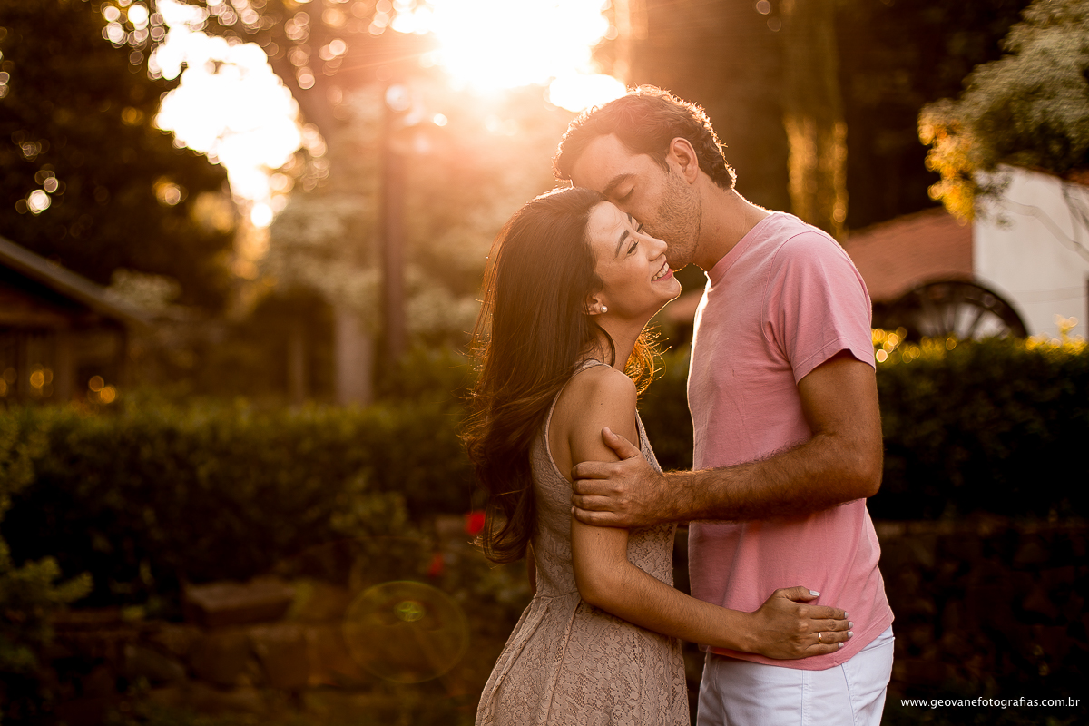 E-session de Amanda e Daniel fotografado na cidade de Franca-SP ao pôr do sol.