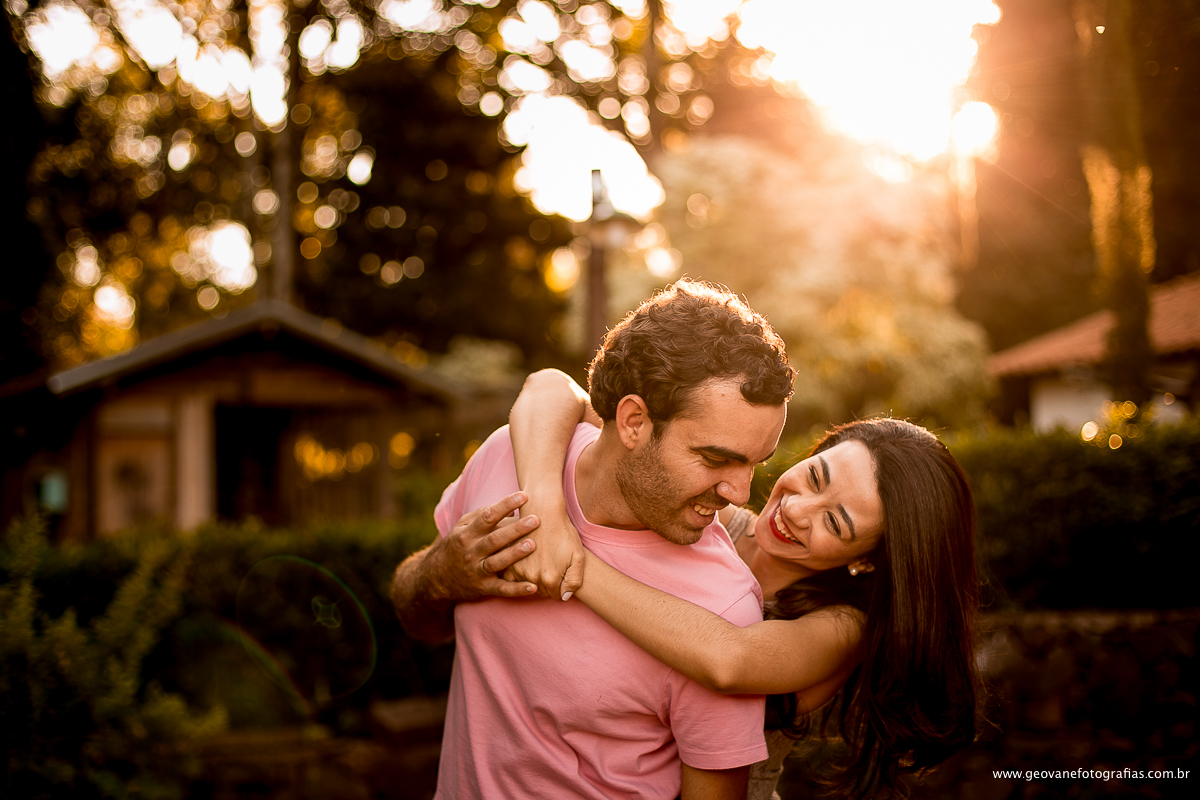 E-session de Amanda e Daniel fotografado na cidade de Franca-SP ao pôr do sol.