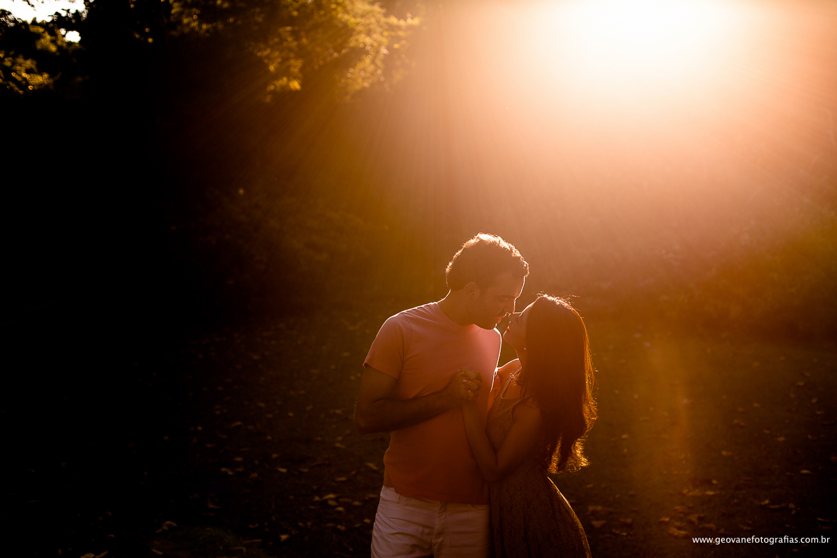 E-session de Amanda e Daniel fotografado na cidade de Franca-SP ao pôr do sol.
