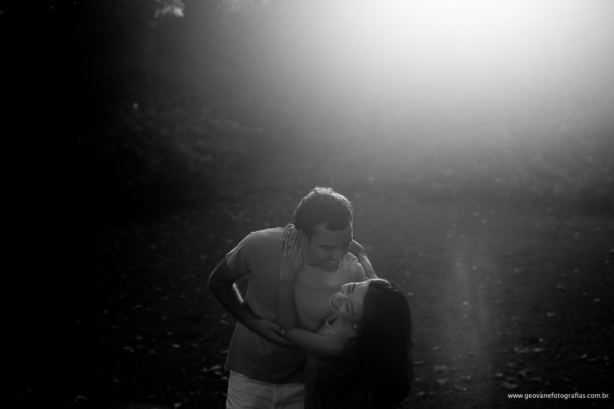 E-session de Amanda e Daniel fotografado na cidade de Franca-SP ao pôr do sol.