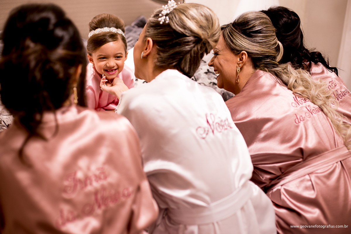 Daminha com madrinhas e noiva em making of realizado em casa