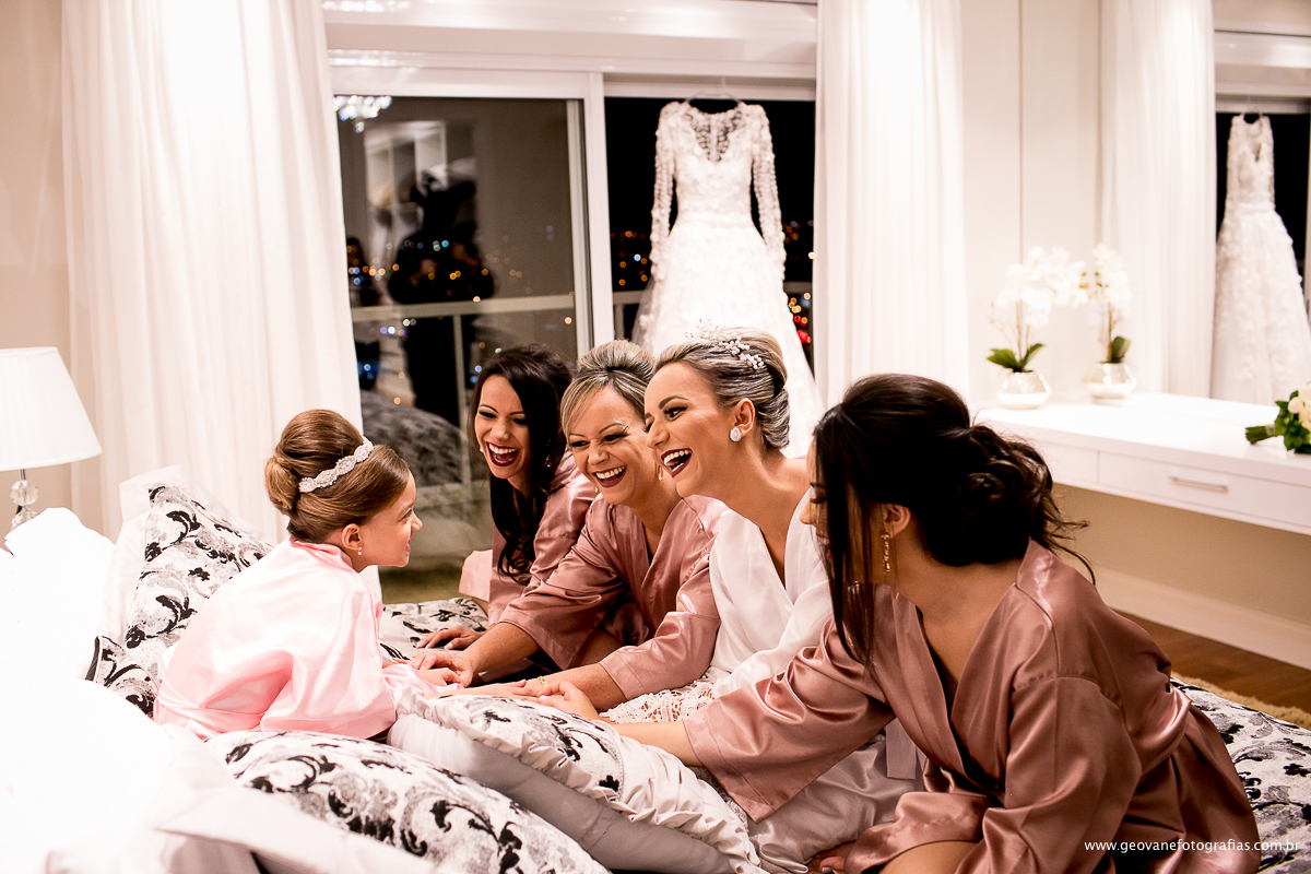 Daminha com madrinha e noiva em making of realizado em casa