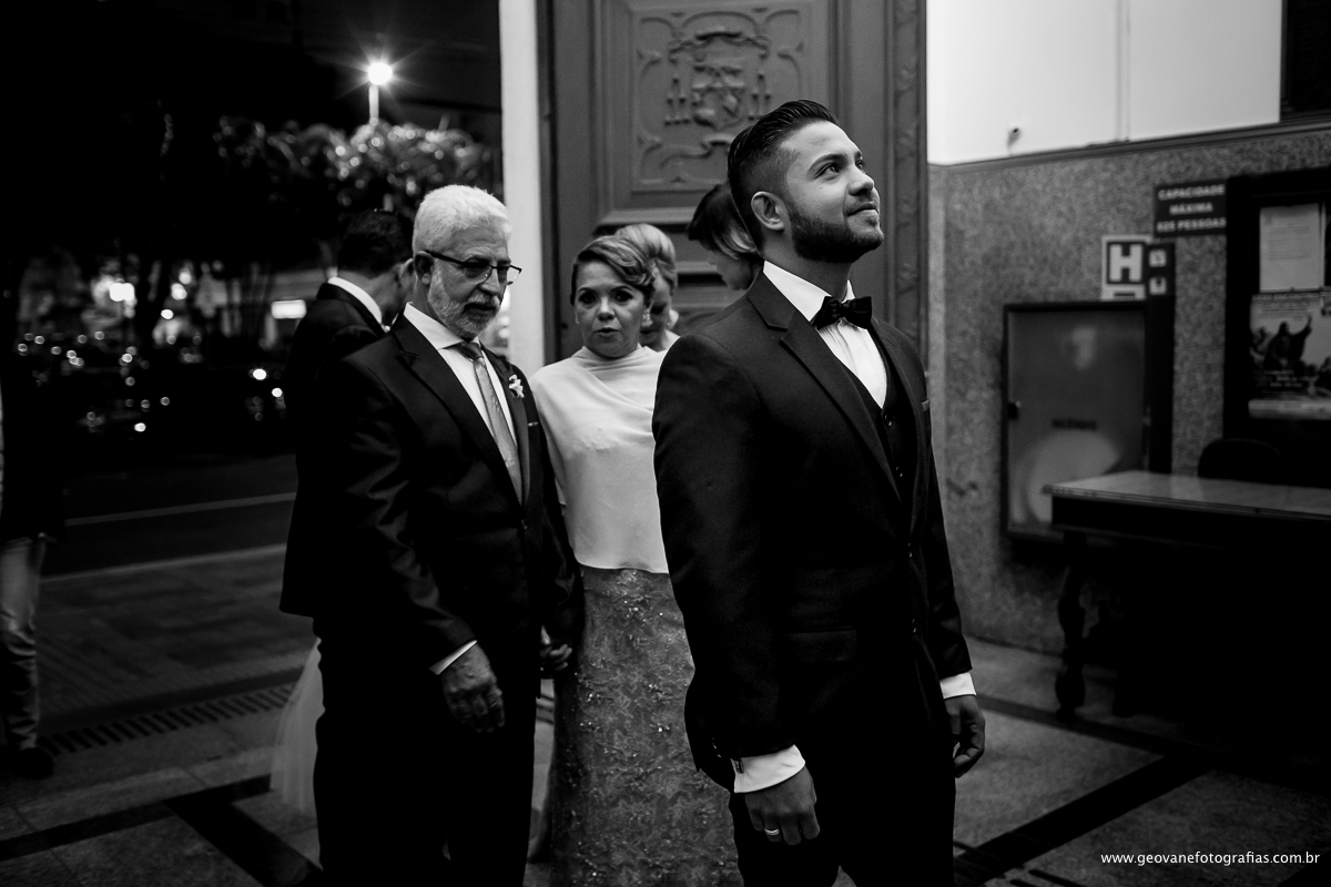 noivo na entrada da igreja