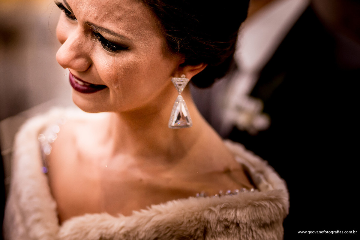 Madrinha chorando em cerimonia da igreja