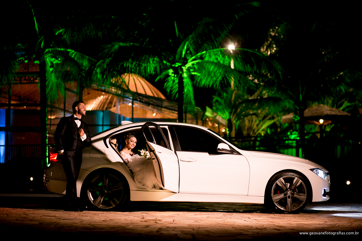 foto de noivos em uma bmw