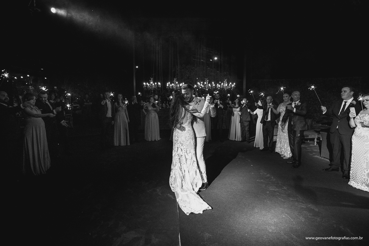 Noivos dançando a valsa