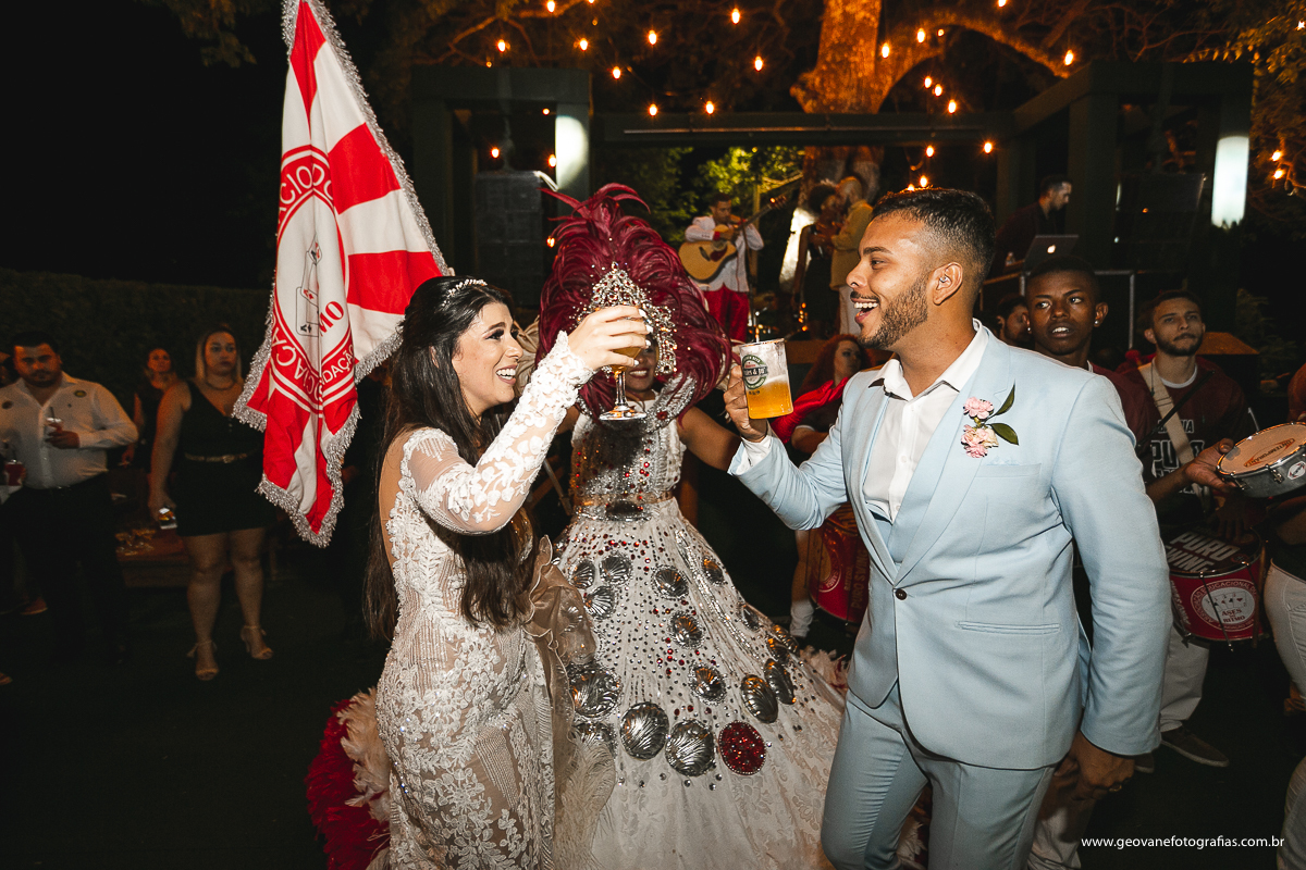 Noivos dançando com escola de samba