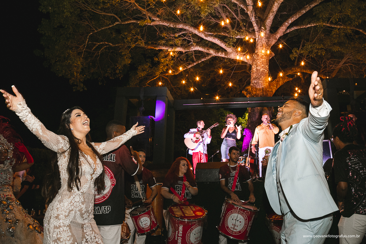 Noivos dançando, escola de samba