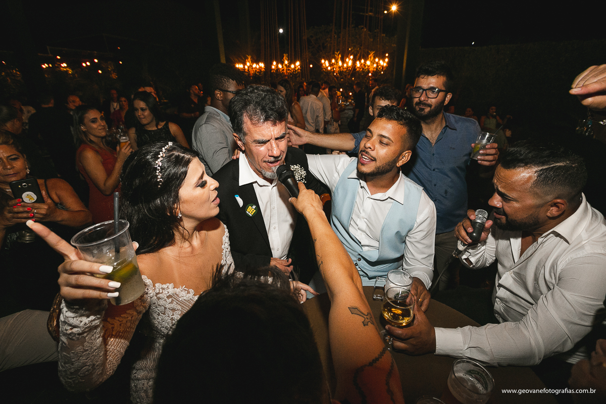 Noivos cantando em festa de casamento