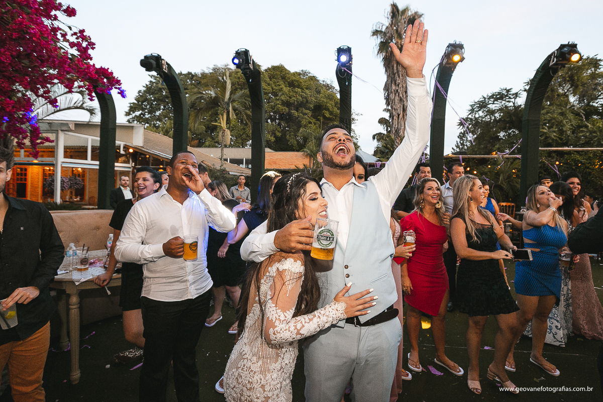 Noivos dançando em festa de casamento
