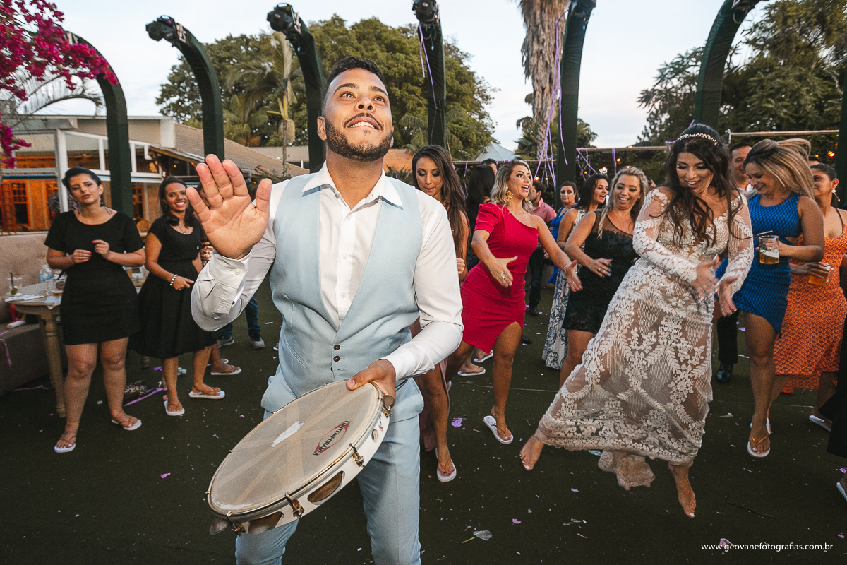 Noivo tocando pandeiro em festa de casamento