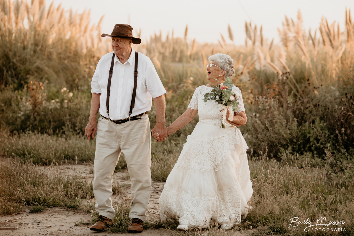 Tomados de la mano. Pareja. Amor para toda la vida. Campo. Natruraleza. Atardecer. Amor. Book. Barby Massei.