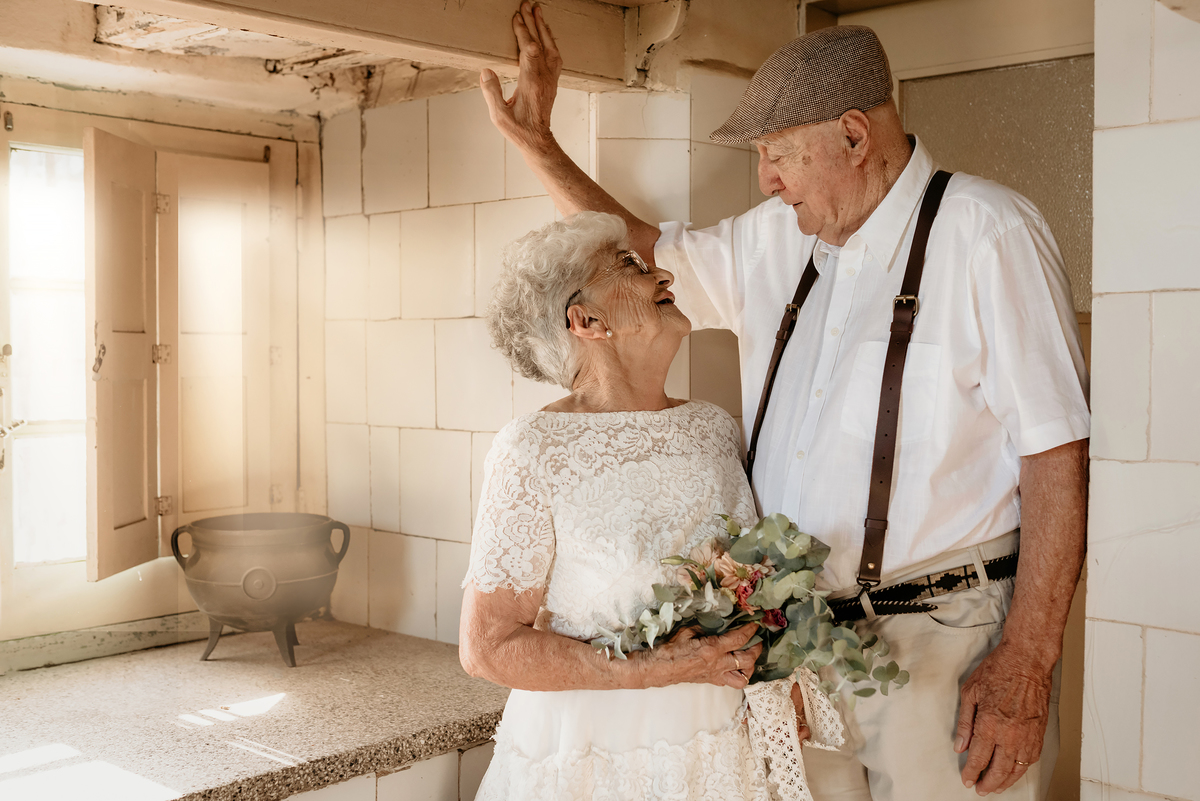 Amor para toda la vida. Pareja. Adultos mayores. Abrazo. Mirada con ternura. El vestido de novia. Book. Barby Massei.