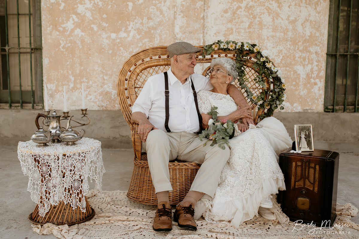 Pareja. Adultos mayores. Pareja sentada en sillon. book. Barby Massei.