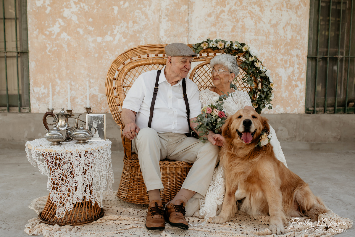 Pareja. Adultos mayores. Pareja sentada en sillon. Perro. Golden. Amor. book.Barby Massei.