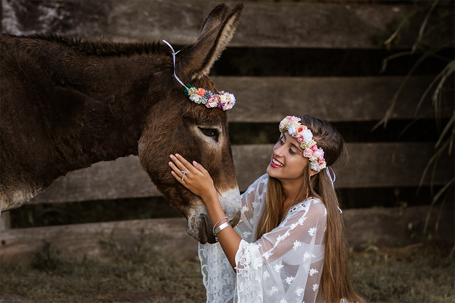 Quinceañera en un magnifico e increíble parque, disfrutando una magnifica tarde al aire libre. Ambas con corona floral. Fotos Barby Massei.