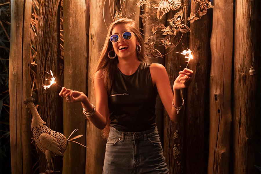 Quinceañera una hermosa noche de verano en su sesión de fotos. Así poso Lola en su book de quince años, con lentes espejados, remera negra y jeans, con estrellitas de luz en sus manos haciendo más cálida cada fotografía. Foto Barby Massei.