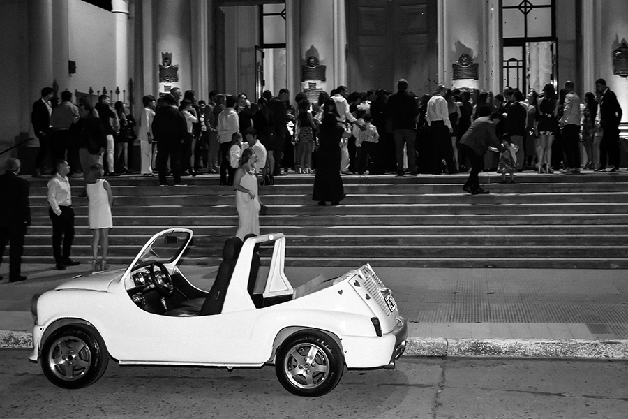 Auto de novios. Fiat 600 blanco para el casamiento en santa fe. Iglesia. Fotografía Barby Massei.