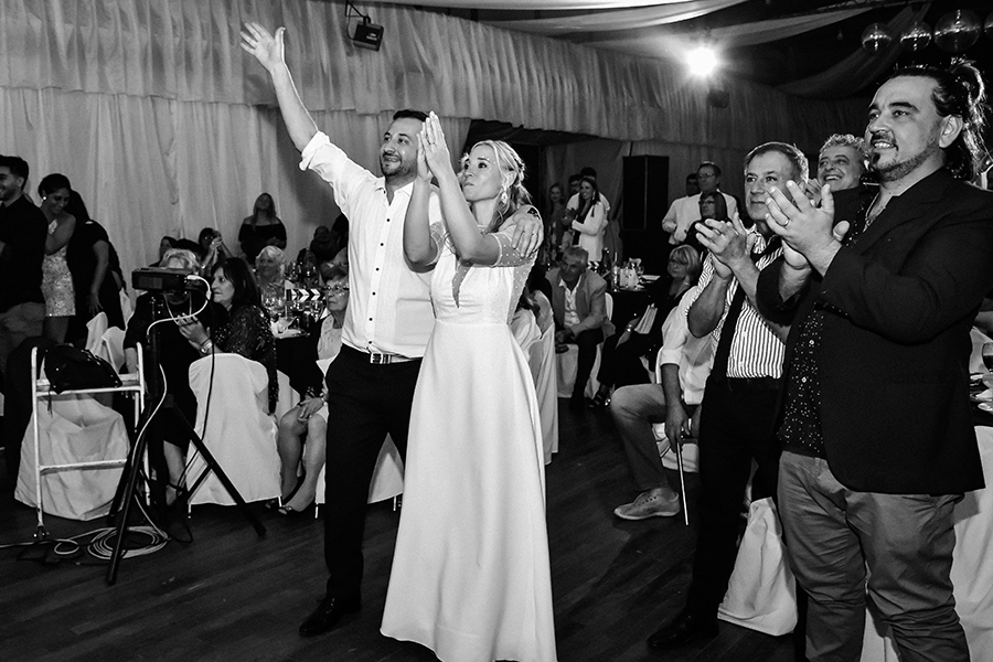 Novia y novio en su fiesta de casamiento. Baile en el salón. Barby Massei fotografía.