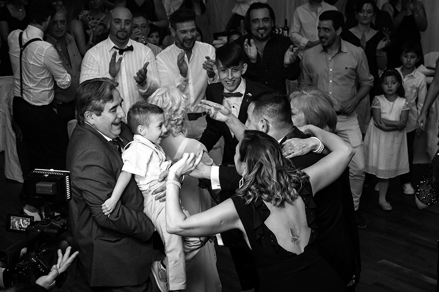 Fiesta de boda en Santa Fe. Baile con invitados en casamiento. Foto blanco y negro Barby Massei.