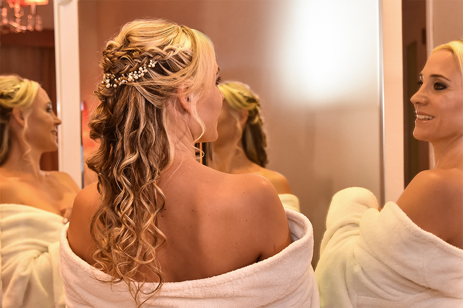 Novia frente al espejo. Foto color en el Hotel antes de su boda. Preparativos para la ceremonia en Santa Fe. Barby Massei