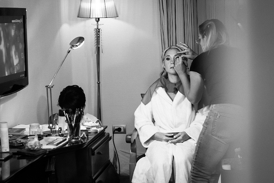 Getting ready en San José de la Esquina. Novia en bata con maquilladora y peinador. Make up para la boda. Casamiento en Santa Fe. Barby Massei fotografo
