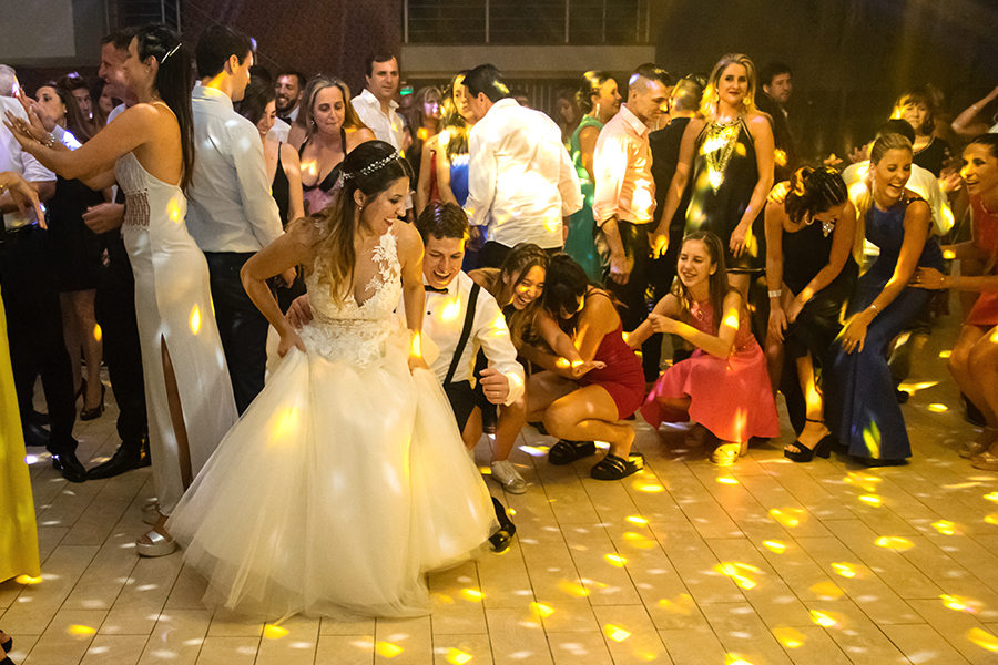 Novios bailando en pista de baile en su fiesta de casamiento. Boda en Santa Fe. Fotografía Barby Massei.