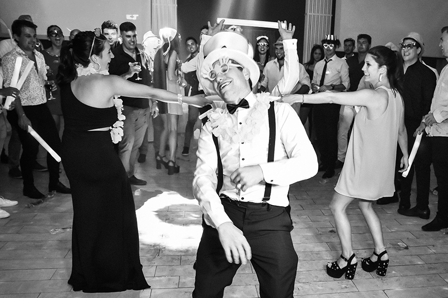 Novio con cotillón en su fiesta de boda. Salón de fiesta en Santa Fe. Foto blanco y negro Barby Massei.
