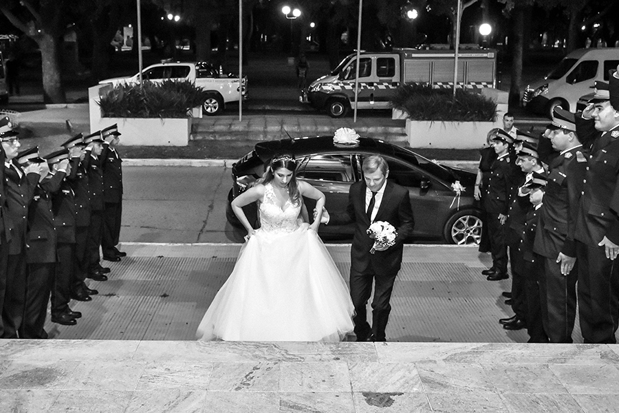 Novia y padrino entrando a la iglesia en ceremonia religiosa. Cortejo de bomberos Santa Fe. Barby Massei fotógrafo