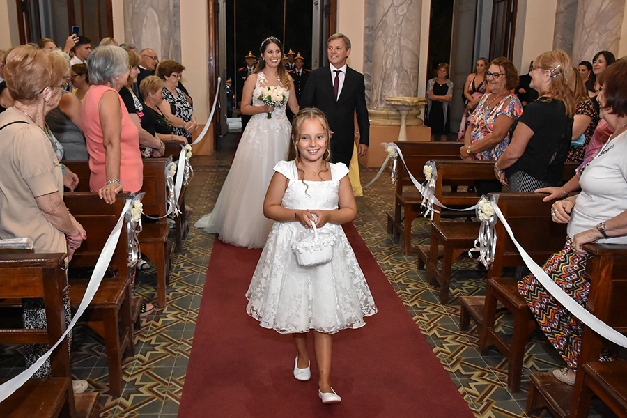 Cortejo con novia y padrino. Anillos de boda. Ceremonia religiosa en iglesia de San José de la esquina. Barby Massei fotografía.