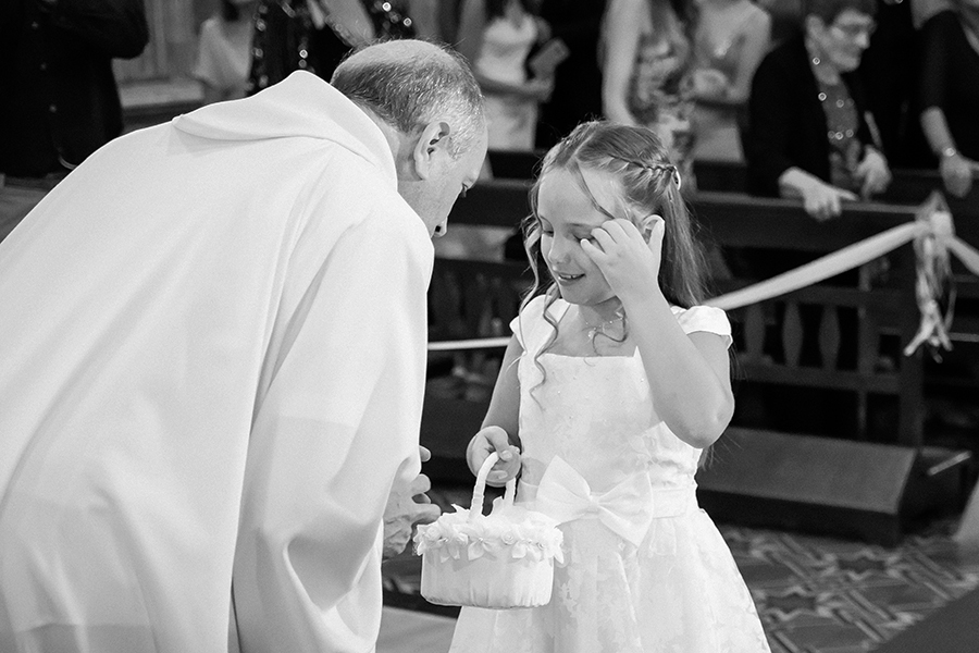 Cortejo con anillos de boda. Ceremonia religiosa en San José de la Esquina. Foto blanco y negro Barby Massei.