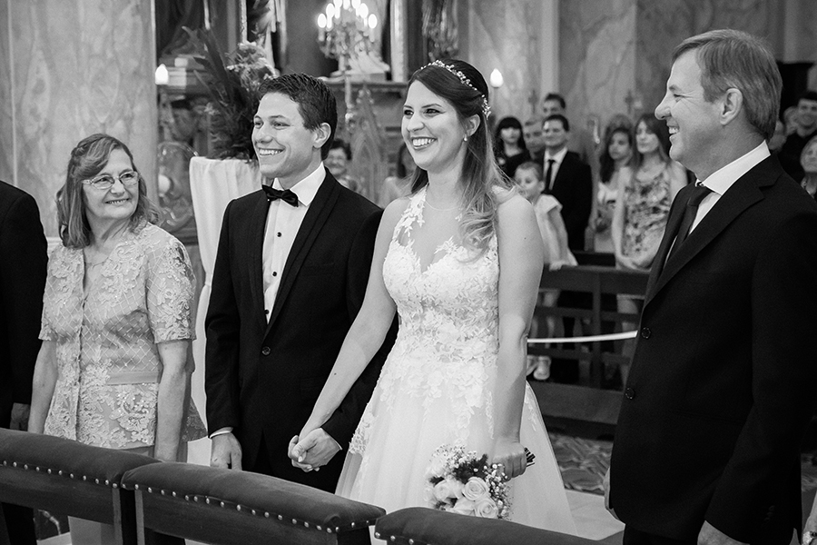 Novia y novio en el altar en la ceremonia religiosa de la iglesia en Santa Fe. Foto blanco y negro Barby Massei.