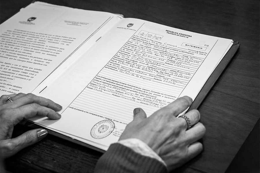 Acta de matrimonio civil en Santa Fe. Foto blanco y negro por Barby Massei.