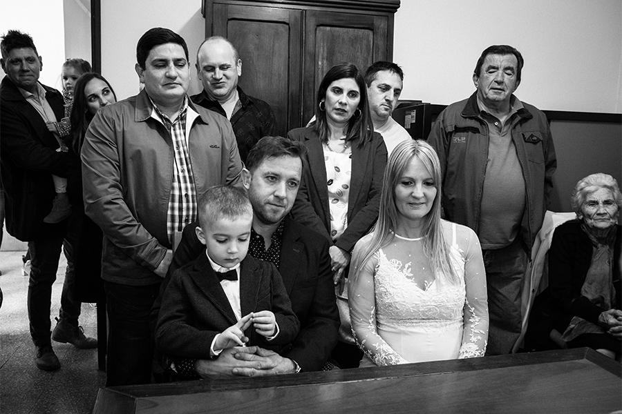 Nova y novio con su hijo en el matrimonio civil. Acto de casamiento en la ceremonia en Santa Fe. Barby Massei foto blanco y negro.