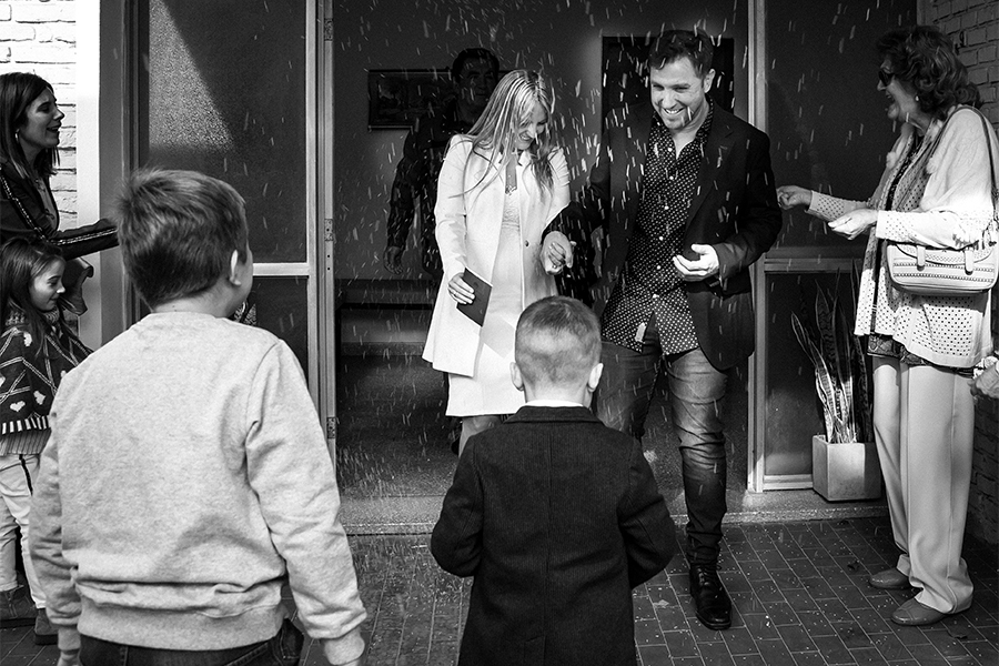 Arroz y festejos en el civil de Santa Fe. Matrimonio civil en San josé de la Esquina. Salida de la ceremonia.