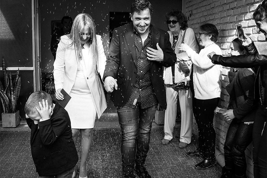 Novios en medio del arroz. Salida de la ceremonia del matrimonio civil en Santa Fe. Foto Barby Massei.