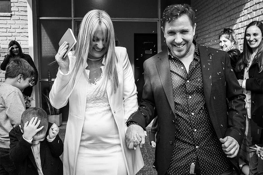 Novios con libreta de casamiento civil en San José de la Esquina. Registro civil en Santa Fe. Foto blanco y negro Barby Massei.