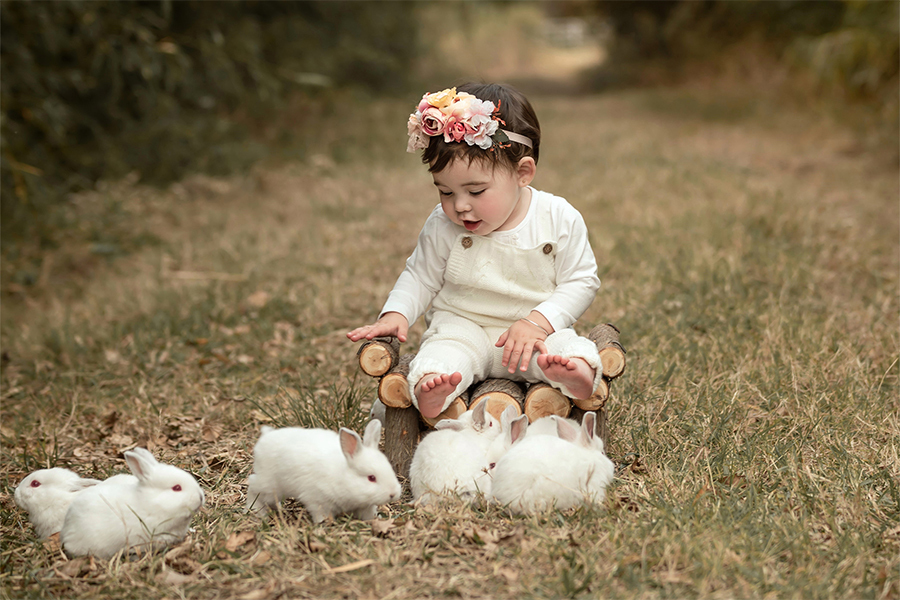Helena jugando con los animalitos en la naturaleza.