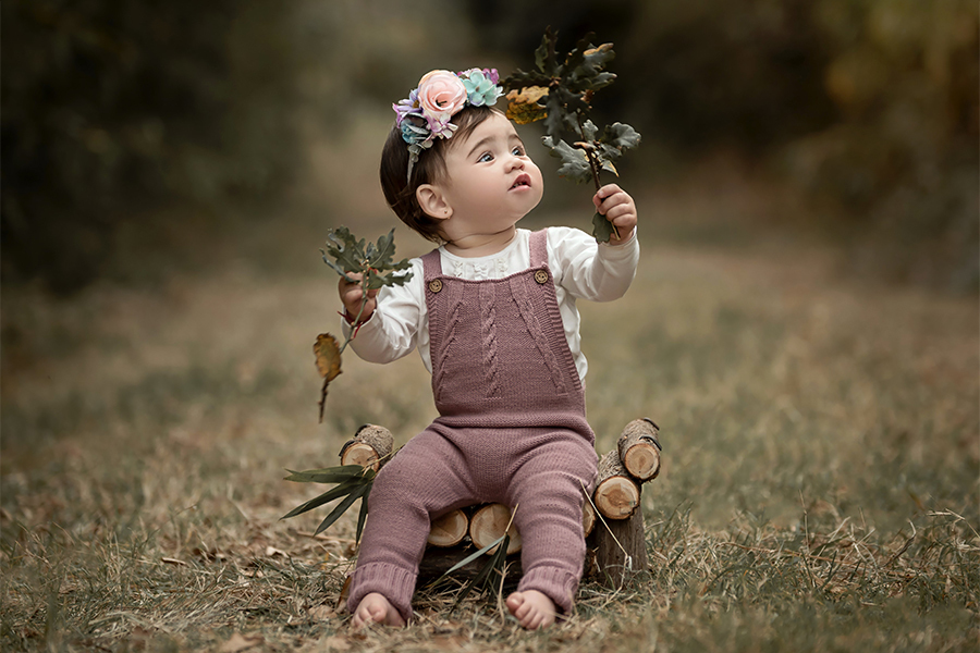 Niña con flores y vestido rosa en la sesión de fotos de Barby Massei