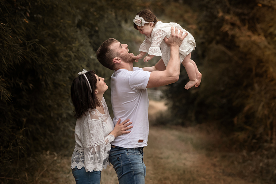 Familia y beba de un año. Sesión fotográfica en el campo en San Jose de la Esquina. Barby Massei fotografía. Santa Fe