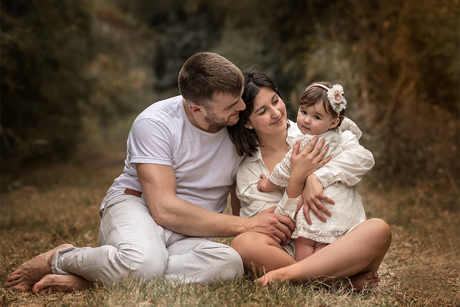Familia en sesión de fotos en la naturaleza. Campo al atardecer para el book de 1 año de Renata. Barby Massei foto.