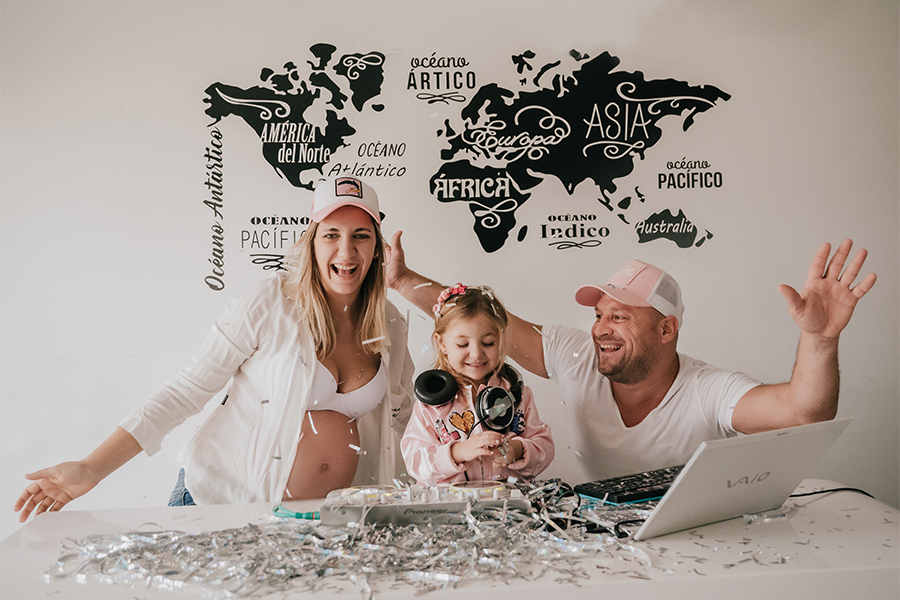 Book de fotos en familia. Sesión de embarazo. Mamá, papá e hija escuchando música. Barby Massei fotografía Santa Fe