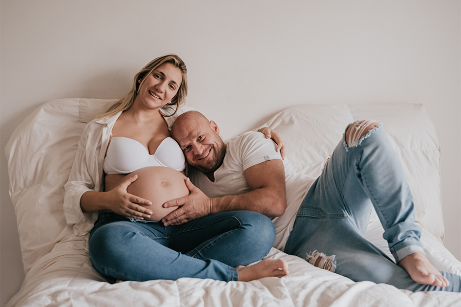 Pareja embarazada en la cama. Life style en tonos pastel. Maternity. Dulce espera. Book de Barby Massei